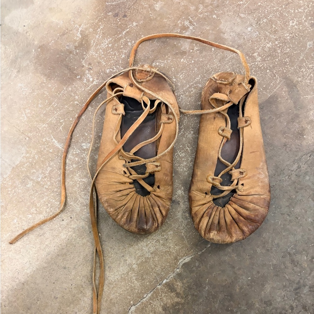 Vintage Tan Leather Women's Shoes lace up moccasins‎ native american